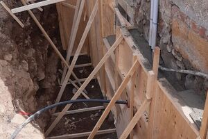 An der Fertigung einer stabilen Schalung führt kein Weg vorbei, schließlich wiegt ein Kubikmeter Beton rund 2,3 Tonnen. Auf dem hier sichtbaren Stück wurden allein 4 m³ Beton verbaut.