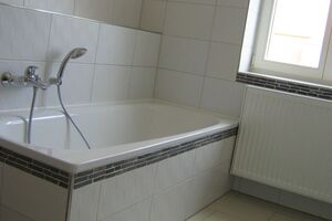 Badsanierung - neues gefliestes Bad bei Altbausanierung in Dresden