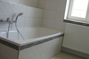 Badsanierung - neues gefliestes Bad bei Badmodernisierung in Dresden