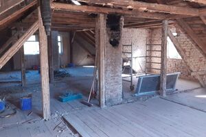 Nach der Entfernung aller Einbauten ist die tragende Holzbalkenkonstruktion deutlich sichtbar.