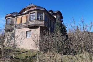 Dieser Anbau wurde wahrscheinlich in den 1920iger Jahren hinzugefügt. Er spaltet die Geschmäcker: Von mir befragte Bauleute und Architekten finden ihn verunglückt - ich auch. Andere wiederum betonen seine Eigenständigkeit. Auf jeden Fall ist er baufällig.